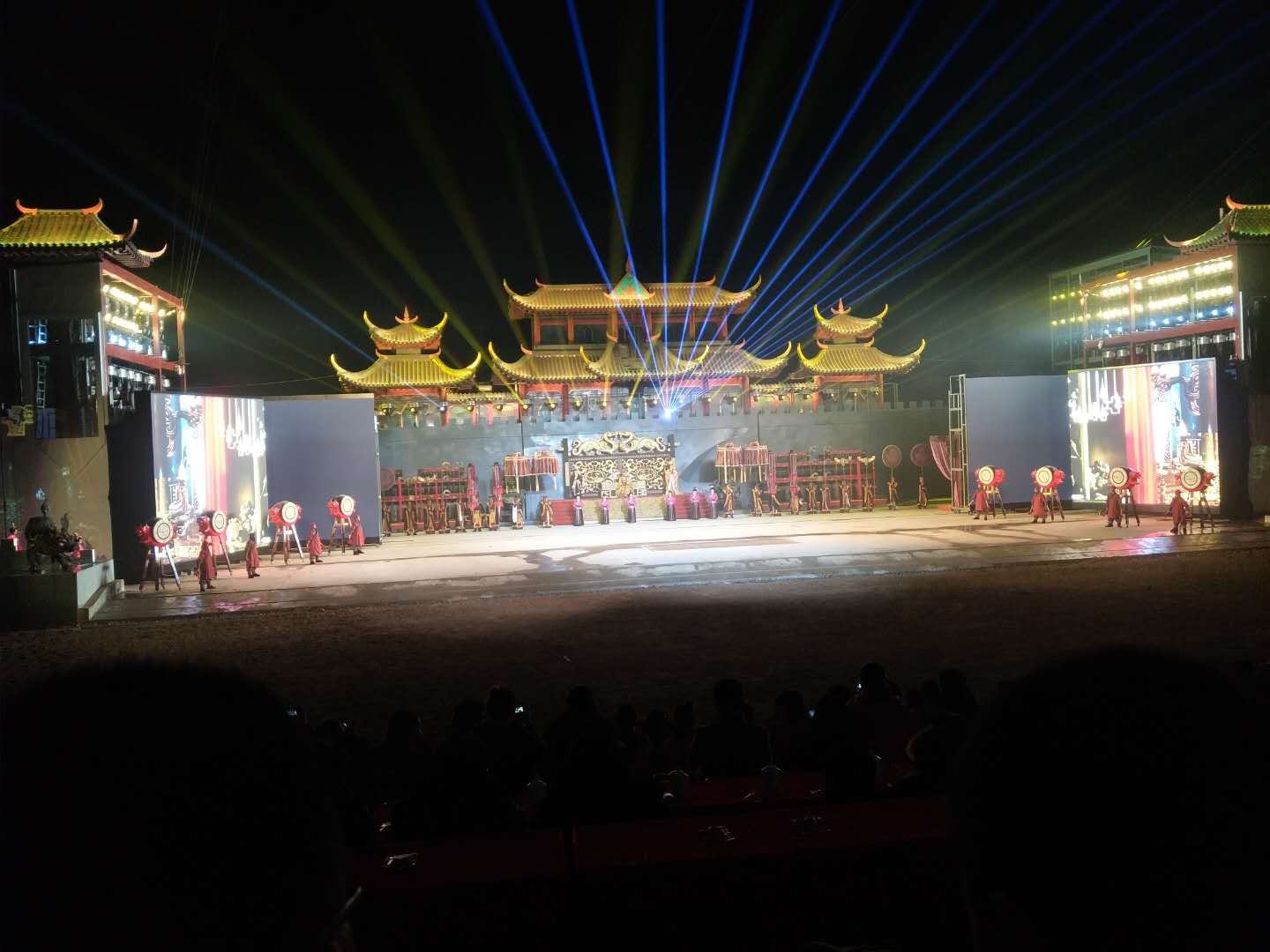 對(duì)開(kāi)移動(dòng)翻轉(zhuǎn)LED屏4