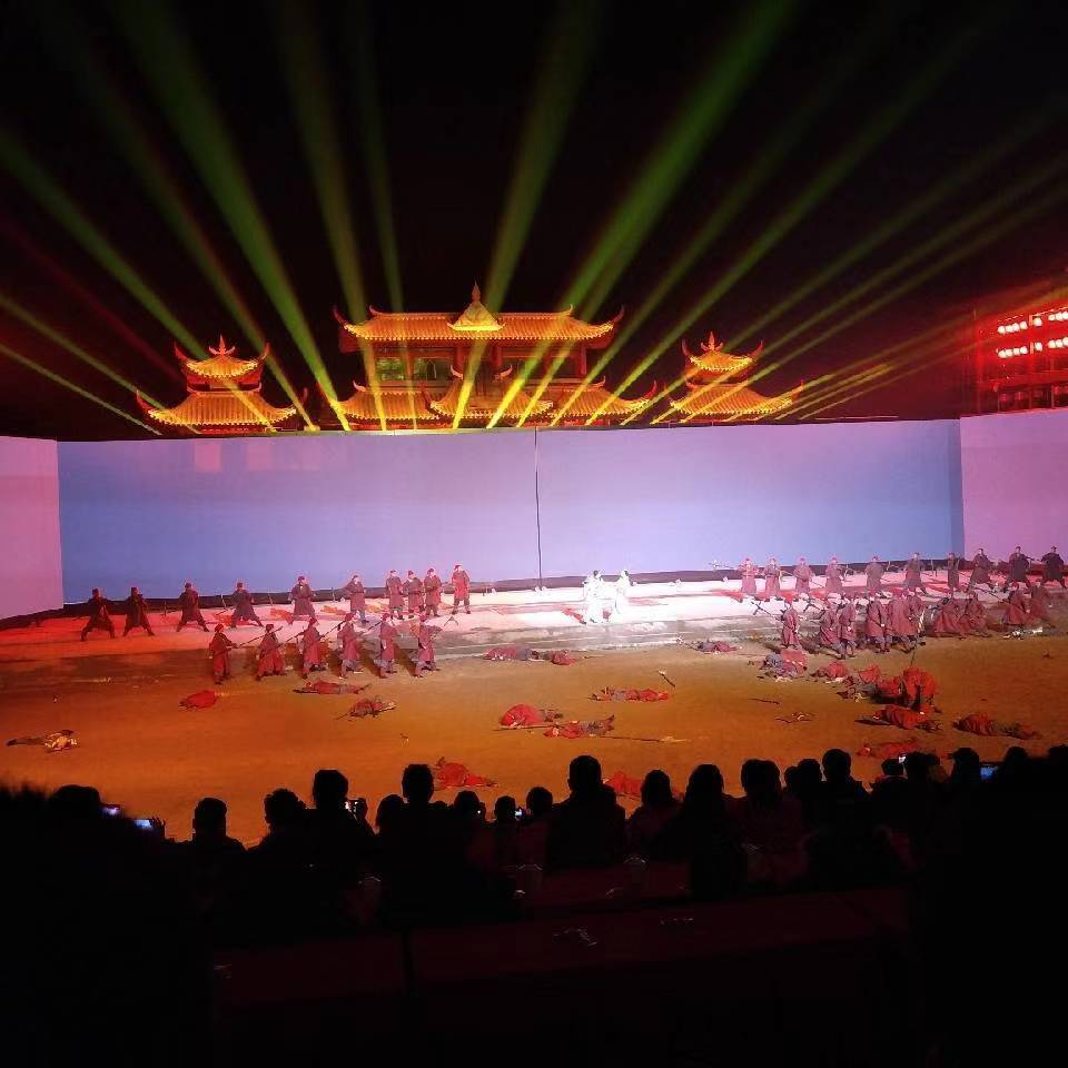 對(duì)開(kāi)移動(dòng)翻轉(zhuǎn)LED屏2